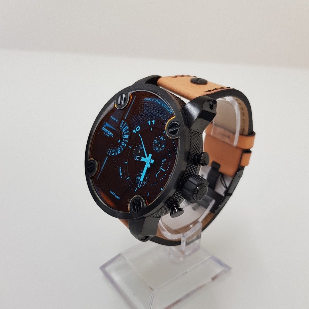 Diesel Daddy DZ7408 side view showing brown leather strap and case profile