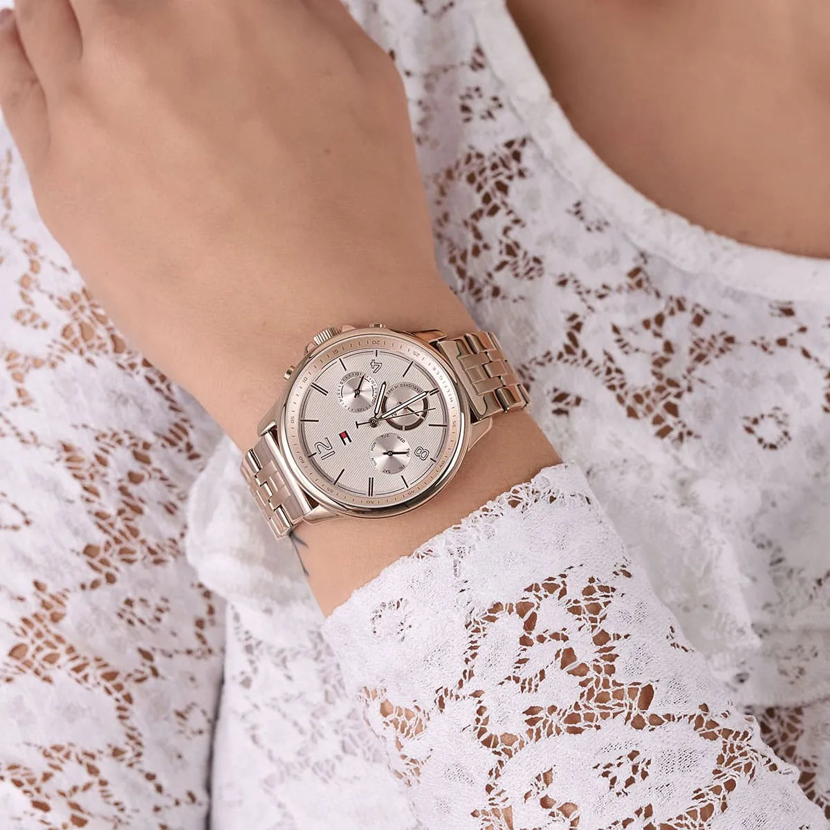 Tommy Hilfiger Harper watch worn on wrist with rose gold bracelet and champagne dial