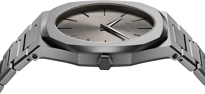 D1 Milano UTBJ22 angled view of grey dial watch face and bracelet