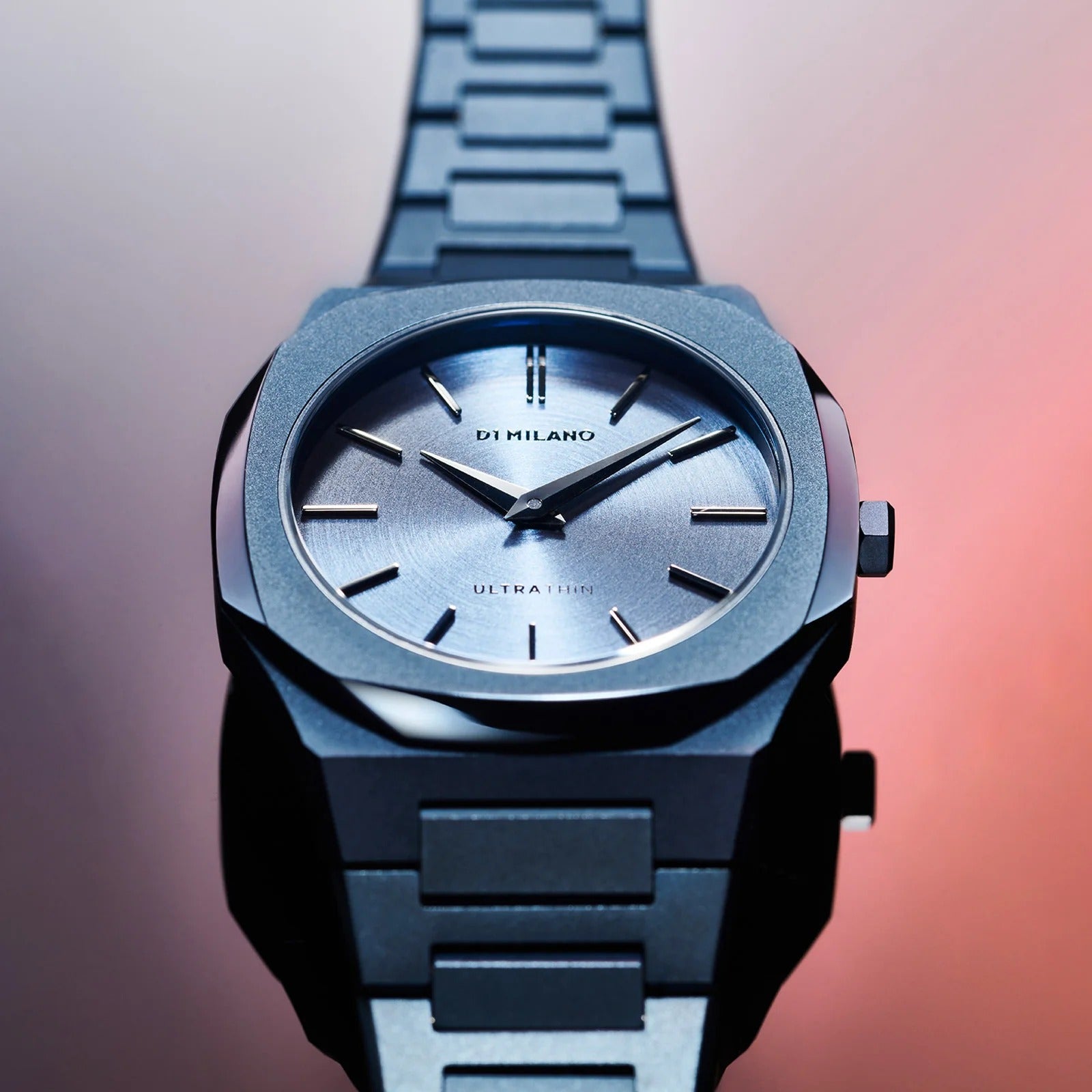 D1 Milano UTBL33 watch angled view showing blue sunburst dial and bracelet