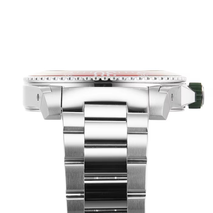 Gucci Dive watch three-link steel bracelet and bezel top-down view