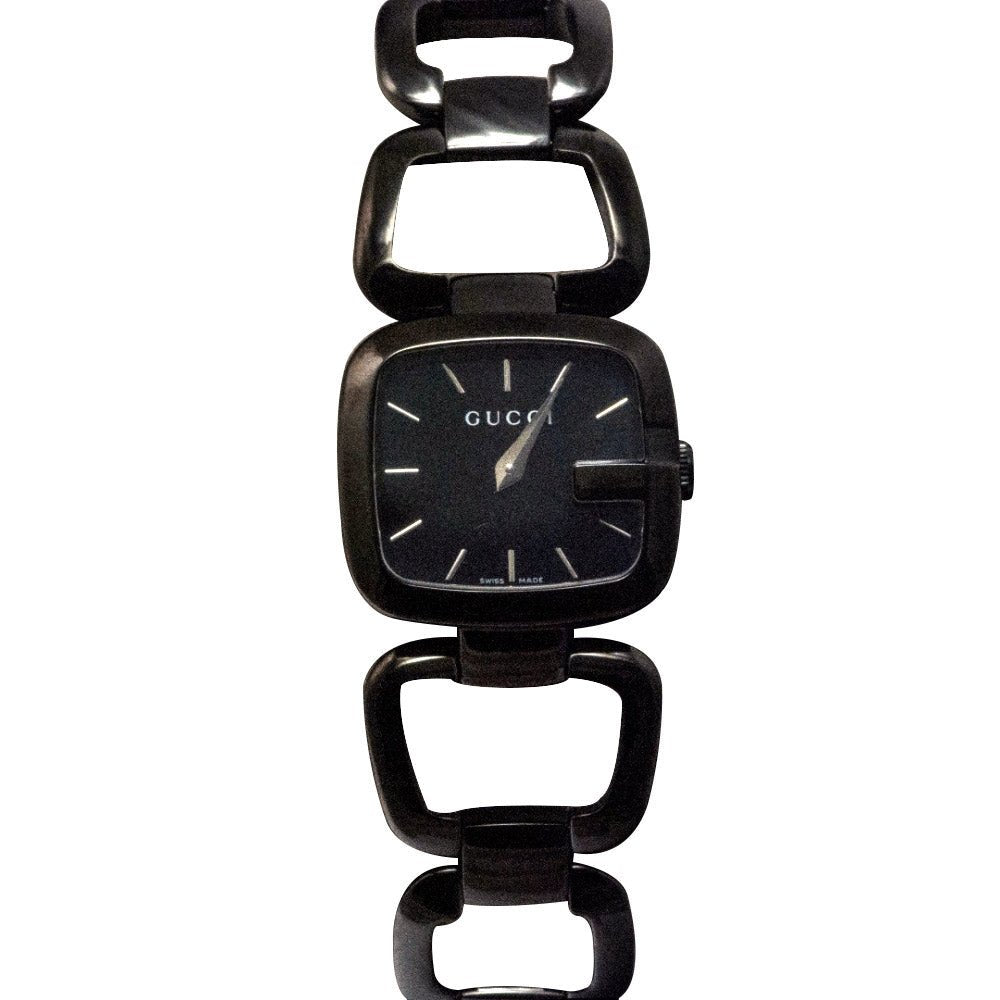 Gucci G-Gucci YA125504 black dial face with GUCCI branding and chain bracelet detail